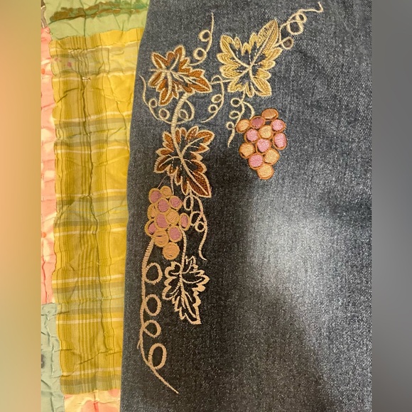 Beautiful Embroidered jeans - Picture 3 of 8